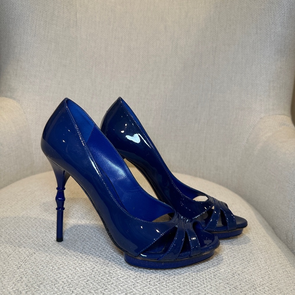 Authentic Gucci stilettos peep toed shoes